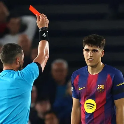 طرد باو كوبارسي في مباراة برشلونة وأتلتيكو مدريد بذهاب ربع نهائي دوري أبطال أوروبا - 8 أبريل 2026