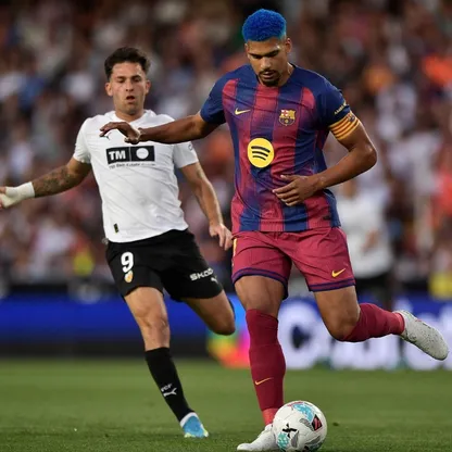 رونالد أراوخو يصبغ شعره باللون الأزرق في مباراة برشلونة وفالنسيا في الجولة 38 من الدوري الإسباني - 23 مايو 2026