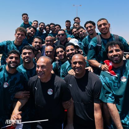 الرئيس المصري يمنح لاعبي المنتخب كأس الجدارة وأوسمة تكريمية