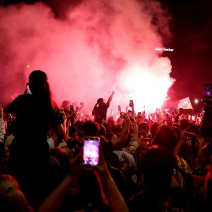 جمهور برشلونة يهتف باسم "سيرجي روبرتو" في شوارع باريس