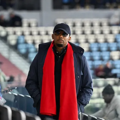 رئيس الاتحاد الكاميروني لكرة القدم صامويل إيتو في المدرجات خلال مواجهة جنوب إفريقيا في ثمن نهائي كأس الأمم الإفريقية - 4 يناير 2026