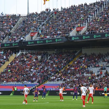 رابطة الدوري الإسباني تقاضي لاعبين احتجوا على مباراة ميامي بين برشلونة وفياريال