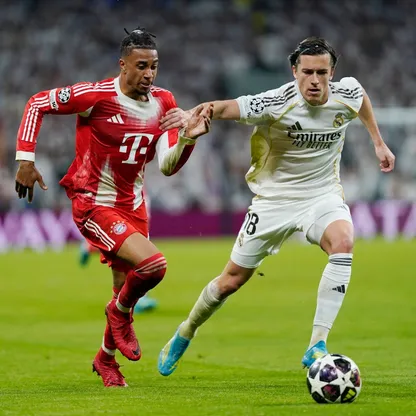 مايكل أوليس جناح بايرن ميونيخ في صراع مع ألفارو كاريراس ظهير ريال مدريد بذهاب ربع نهائي دوري أبطال أوروبا - 7 أبريل 2026