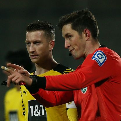 في معركة تحطيم عظام.. "طبيب" ألماني يدير لقاء القمة بين الأهلي والزمالك