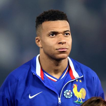 غيابه مفيد.. أسطورة فرنسا يدافع عن ولاء كيليان مبابي