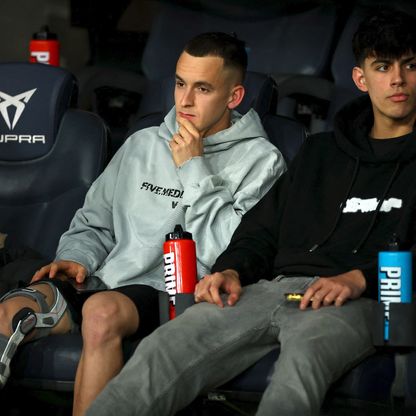 لاعب وسط مطلوب من الهلال السعودي قد يرحل عن برشلونة