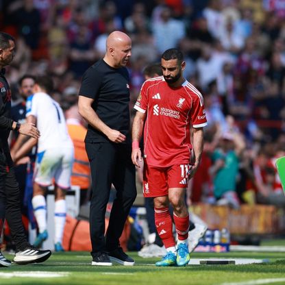 محمد صلاح يغادر أنفيلد "مصاباً".. فهل يكون الوداع الأخير؟
