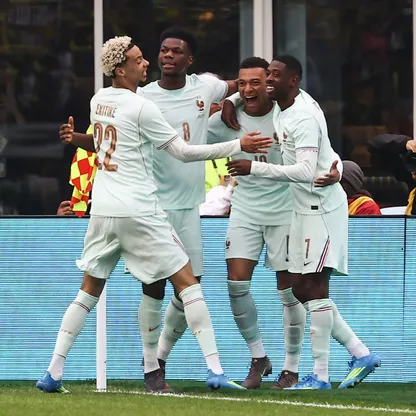 كيليان مبابي يحتفل مع زملاء بتسجيله هدفاً لفرنسا في مرمى البرازيل - 26 مارس 2026