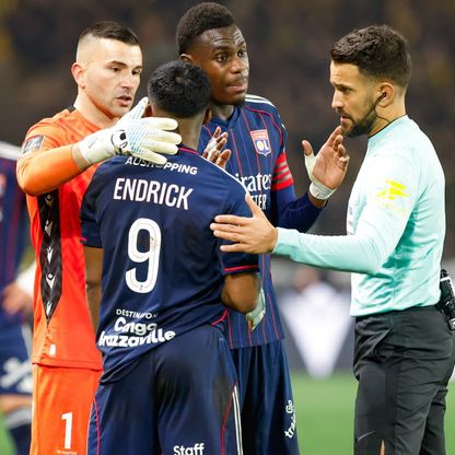 طرد مباشر يعرقل تألق إندريك مع ليون في الدوري الفرنسي