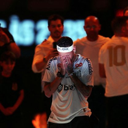 نيمار يبكي دون توقف ويعيد عقارب الساعة للوراء باحتفال لا يُنسى