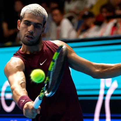 ألكاراز يتجاوز الإصابة ويواصل طريقه في بطولة طوكيو للتنس