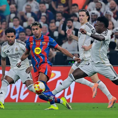 صراع على الكرة بين لامين يامال وفينيسيوس جونيور خلال مباراة ريال مدريد وبرشلونة في نهائي السوبر الإسباني - 11 يناير 2026