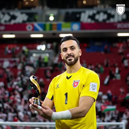 يزيد أبو ليلى حارس الأردن يحمل جائزة أفضل لاعب في مباراة نصف نهائي كأس العرب ضد السعودية - 15 ديسمبر 2025