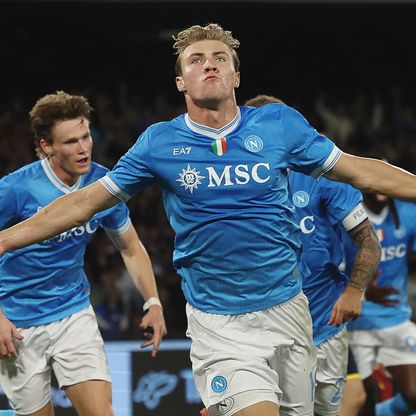 نابولي يتصدر بعد تجاوزه جنوى وروما ثانياً بفوزه على فيورنتينا