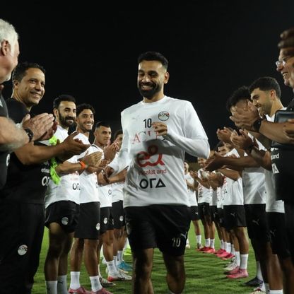 حسام حسن يستقبل محمد صلاح بممر شرفي في معسكر منتخب مصر