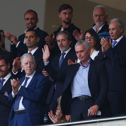 شاهد.. مورينيو يحظى باستقبال الأساطير بعد عودته لملعب بورتو