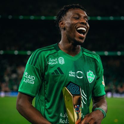 زكريا هوساوي الأفضل وتقييم متوسط لرياض محرز في مباراة الأهلي والتعاون