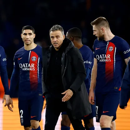 مدرب باريس سان جيرمان لويس إنريكي مع لاعبي الفريق بعد الخسارة أمام نيوكاسل في دوري أبطال أوروبا - 28 نوفمبر 2023