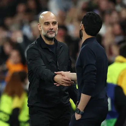 بيب غوارديولا يصافح ألفارو أربيلوا عقب نهاية مباراة ريال مدريد ومانشستر سيتي في دوري أبطال أوروبا - 11 مارس 2026