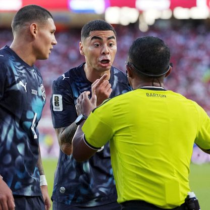 "فيفا" يعلن مدة إيقاف لاعب باراغواي ميغيل ألميرون بعد تغطية فمه