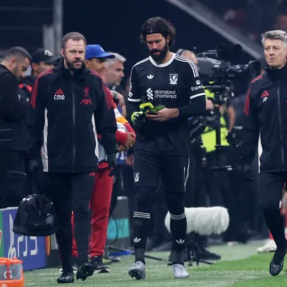 أليسون بيكر حارس ليفربول بعد استبداله للإصابة أمام غلطة سراي بدوري أبطال أوروبا - 30 سبتمبر 2025