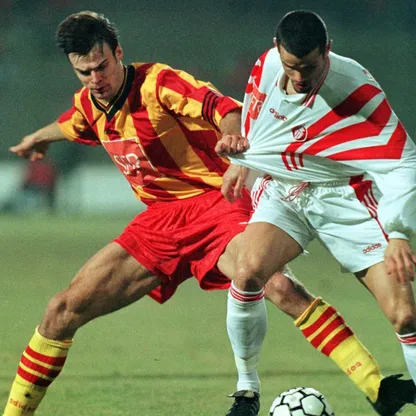 لاعب موناكو، ليليان مارتان (يمين) لاعب لانس، يتنافس على الكرة مع كريستوف ديلموت (يسار) في الدوري الفرنسي - 29 يناير 1997