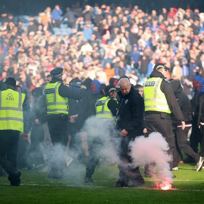 شاهد.. اشتباكات بين المشجعين في الملعب بعد فوز سلتيك على رينجرز