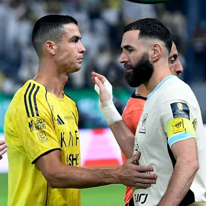 كريم بنزيما (قائد الاتحاد) يلقي التحية على كريستيانو رونالدو (قائد النصر) قبل المواجهة في ثمن نهائي كأس الملك - 28 أكتوبر 2025
