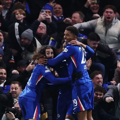 شاهد.. تشيلسي يتقدم على برشلونة بالنيران الصديقة وطرد أراوخو