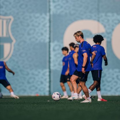 نهاية الكابوس.. برشلونة يؤكد عودة فرينكي دي يونغ إلى الملاعب