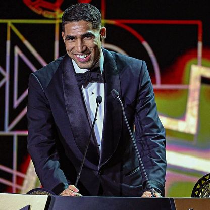 شاهد.. الركراكي يلتقي أشرف حكيمي ويتحدث عن دموعه وعودته بكأس أمم إفريقيا