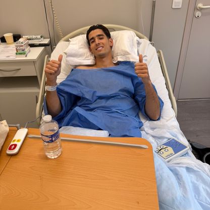 المغربي نايف أكرد يبعث رسالة للجماهير بعد العملية الجراحية