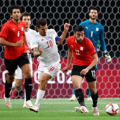 داني سيبايوس وأكرم توفيق في صراع خلال لقاء إسبانيا ومصر بأولمبياد طوكيو - 22 يوليو 2021