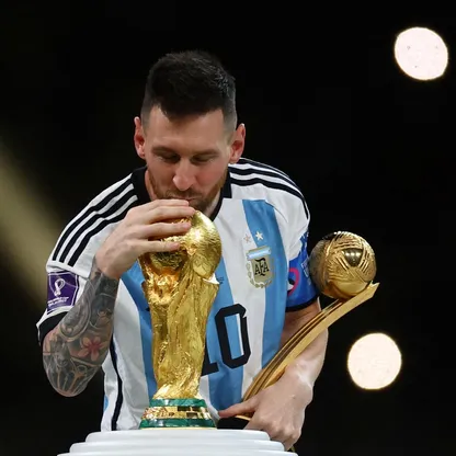 ليونيل ميسي يُقبّل مجسم كأس العالم بعد نهائي 2022 بين الأرجنتين وفرنسا - 18 ديسمبر 2022