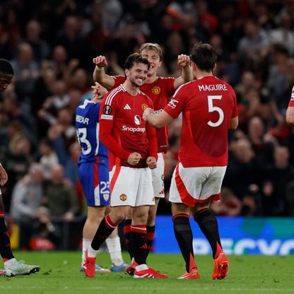 لاعبو مانشستر يونايتد يحتفلون بالهدف الرابع في مرمى أتلتيك بلباو في الدوري الأوروبي - 8 مايو 2025