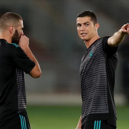 كريستيانو رونالدو وكريم بنزيما قبل مباراة ضد الجزيرة في نصف نهائي كأس العالم للأندية بأبو ظبي - 13 ديسمبر 2017