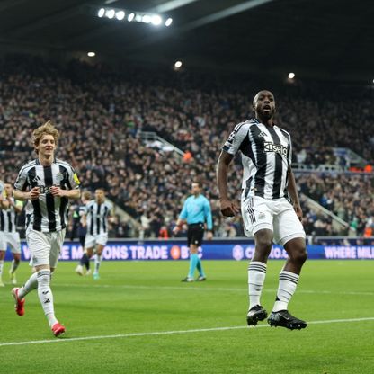 نيوكاسل يعبر آيندهوفن ويشعل صراع المركز الثامن مع تشيلسي