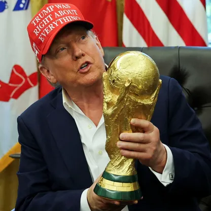 الرئيس الأميركي دونالد ترمب يحمل كأس العالم في البيت الأبيض - 22 أغسطس 2025