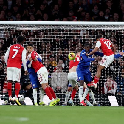 يايا توريه ينتقد التركيز على الركلات الثابتة في قمة أرسنال وتشيلسي