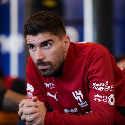 أسطورة الهلال يثير الشكوك حول مستقبل روبن نيفيز مع النادي