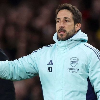 السعودية تستعير "مدرب الكرات الثابتة" في أرسنال بملحق المونديال