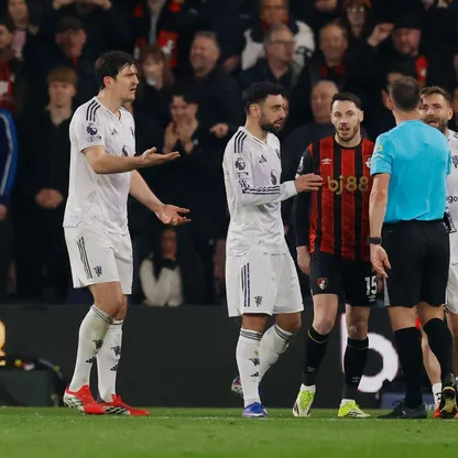 احتجاج لاعبي مانشستر يونايتد على إعلان ركلة جزاء وطرد هاري ماغواير أمام بورنموث بالدوري الإنجليزي الممتاز - 20 مارس 2026