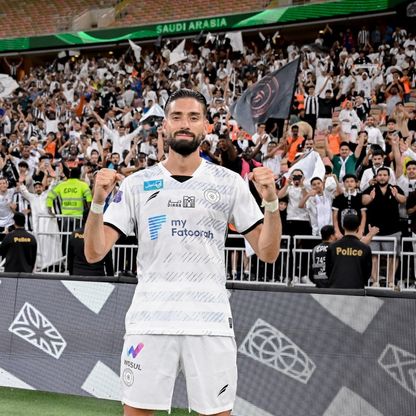 يانيك كاراسكو يتفوق على رياض محرز في قمة الأهلي والشباب