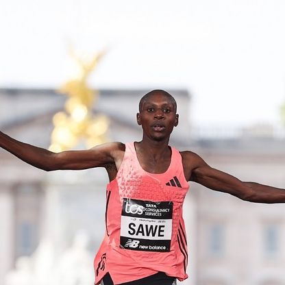 الكيني سيباستيان ساوي أول عداء يقطع ماراثون في أقل من ساعتين