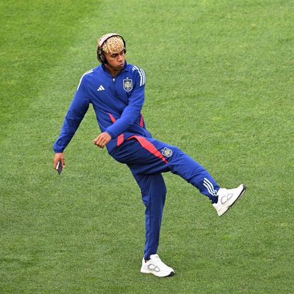 يامال يُفعل تجديد العقد وإشهار الرقم 10 في حضور جدته اليوم