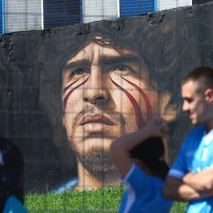 جدارية لدييغو مارادونا خارج الملعب الذي يحمل اسمه قبل مباراة بين نابولي ولاتسيو بالدوري الإيطالي - 18 أبريل 2026