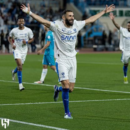 كريم بنزيما يتغنى بجماهير الهلال بعد الفوز على الأخدود