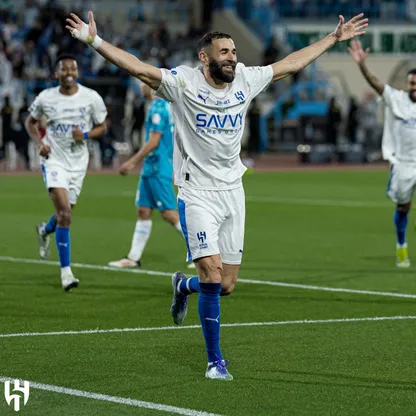 كريم بنزيما مهاجم الهلال يحتفل بأحد أهدافه في مرمى الأخدود - 5 فبراير 2026