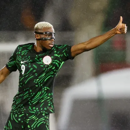 فيكتور أوسيمين مهاجم نيجيريا يحتفل بهدفه أمام موزمبيق في كأس أمم إفريقيا - 5 يناير 2026
