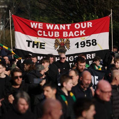 الأضخم في تاريخ النادي.. 6 آلاف مشجع يحتجون ضد مالكي يونايتد